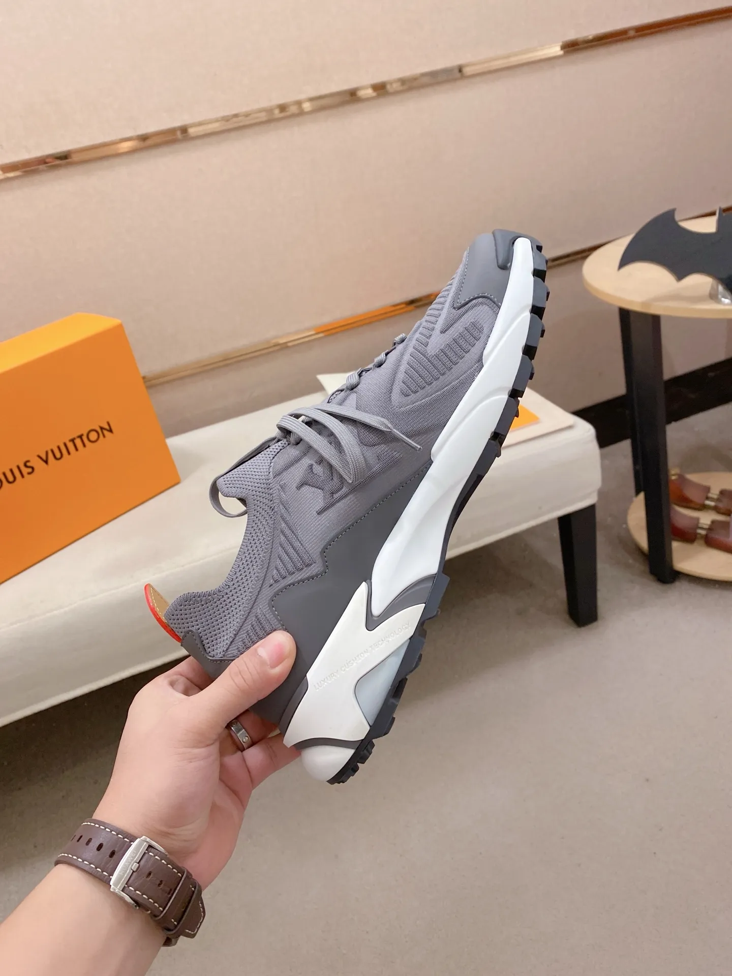 Men's Men's Shoes💰: 620💰The high version of the LV Runner Tatic sneakers are made of a whole piece of technical knitting to create an easy-to-take-on design, and are trimmed with cow leather to outline the upper. The LV logo on the side creates a dynamic feel among the textures, and the leather back strap is shaped like the handle fasteners in the Louis Vuitton leather goods collection. Mixed materials Laces Louis Vuitton accents Rubber outsole with Vuitton logo Size 39-44 Customizable 38.45.46
